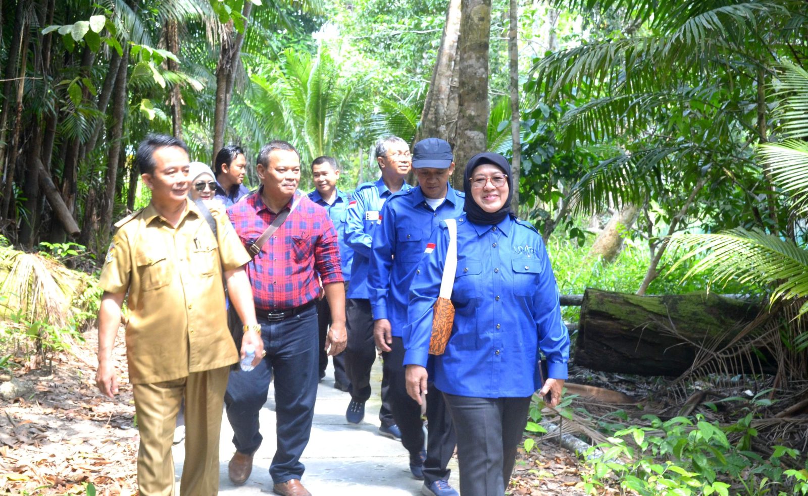 Rektor Kunjungi Mahasiswa KKN Kolaborasi UNIB-UGM Di Enggano ...