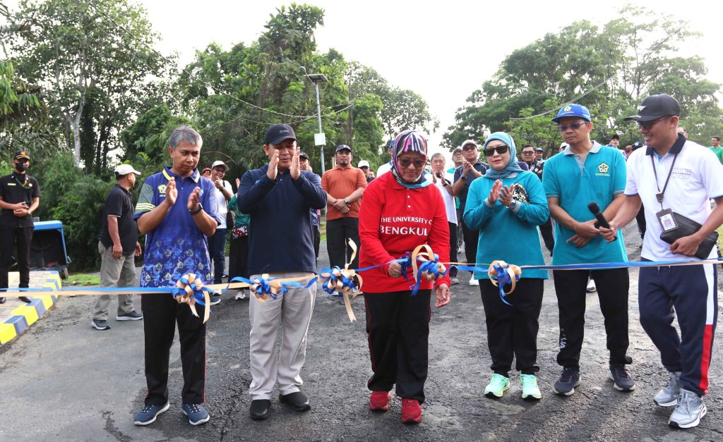 Rektor Unib Resmikan Jembatan dan Gelar Senam Sehat Bersama Dosen dan Karyawan